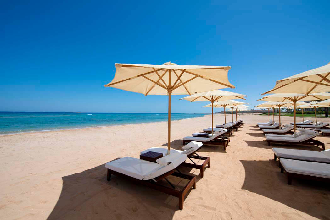 Hotel Baron Palace Sahl Hasheesh - leżaki na plaży