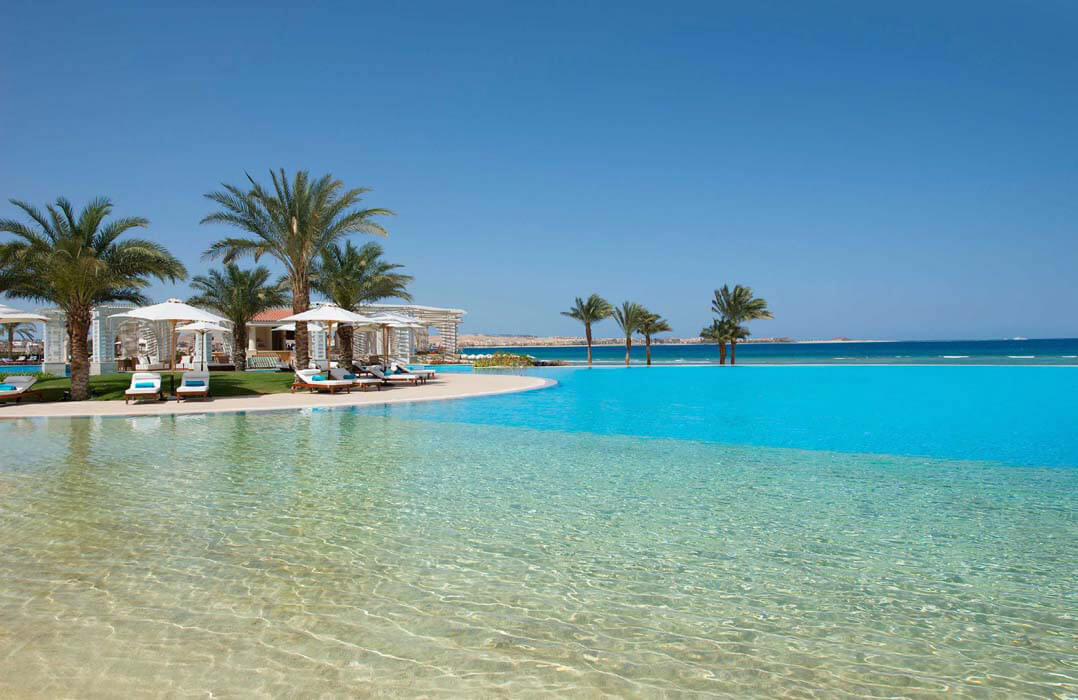 Hotel Baron Palace Sahl Hasheesh - leżaki nad basenem