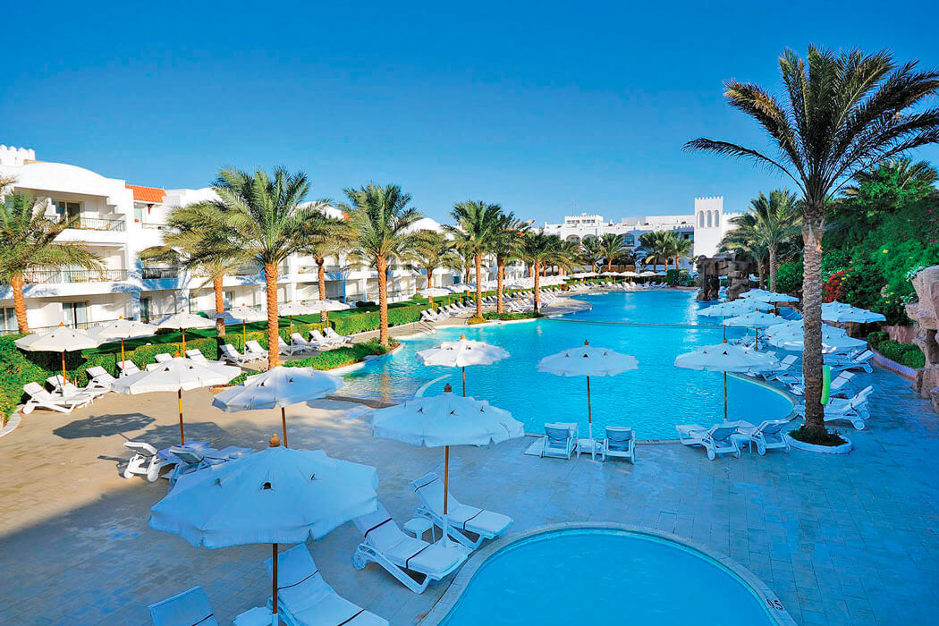 Hotel Baron Palms Resort - leżaki nad basenem