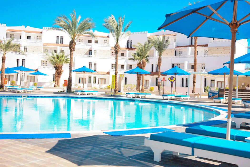 Hotel Albatros Sharm Resort - leżaki nad basenem