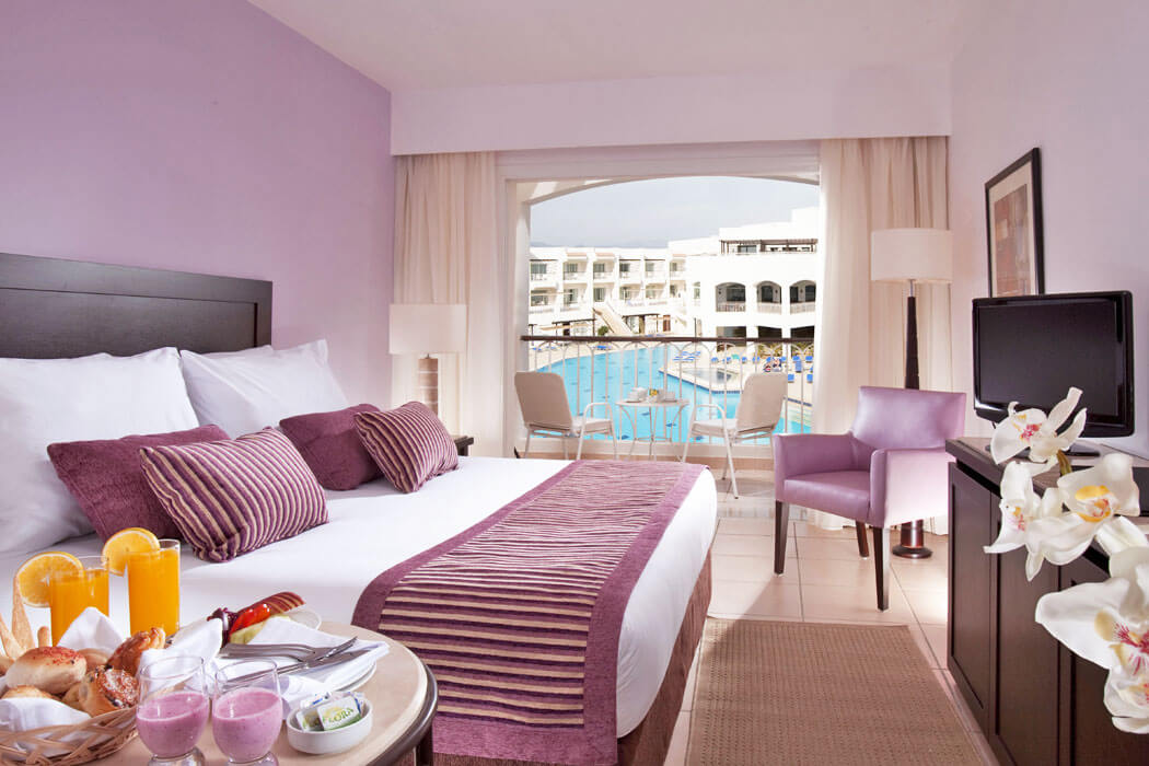 Hotel Jaz Sharks Bay - przykładowy pokój superior pool view