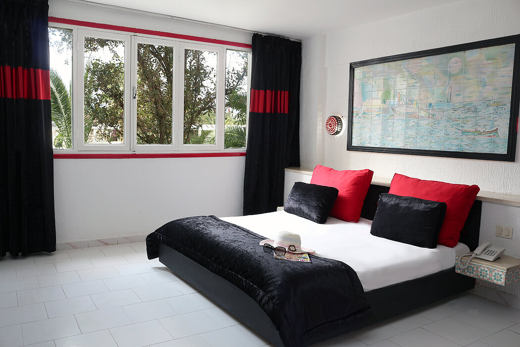 Zenith Hotel - przykładowy pokój z łóżkiem małżeńskim