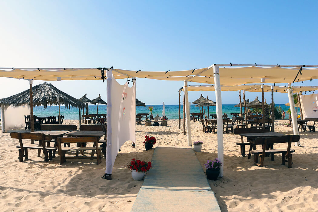 Zenith Hotel - stoły na plaży
