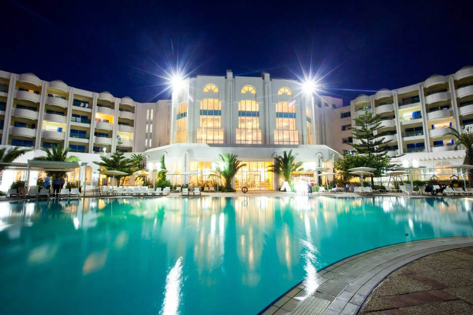 Hotel El Mouradi El Menzah - podświetlony basen