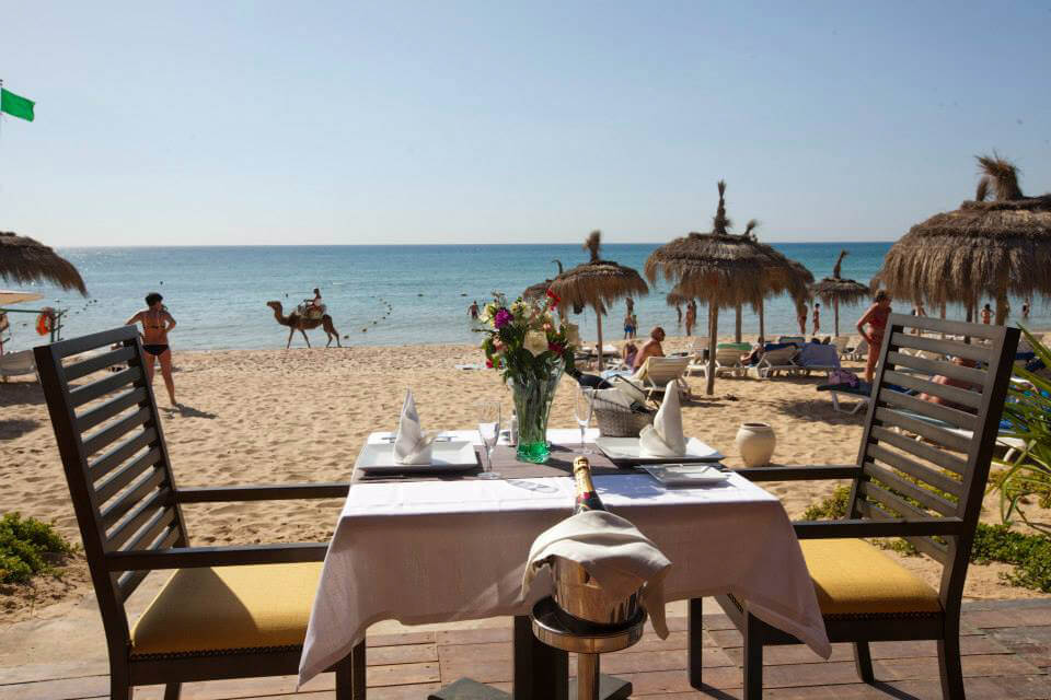 Hotel El Mouradi El Menzah - stolik przy plaży