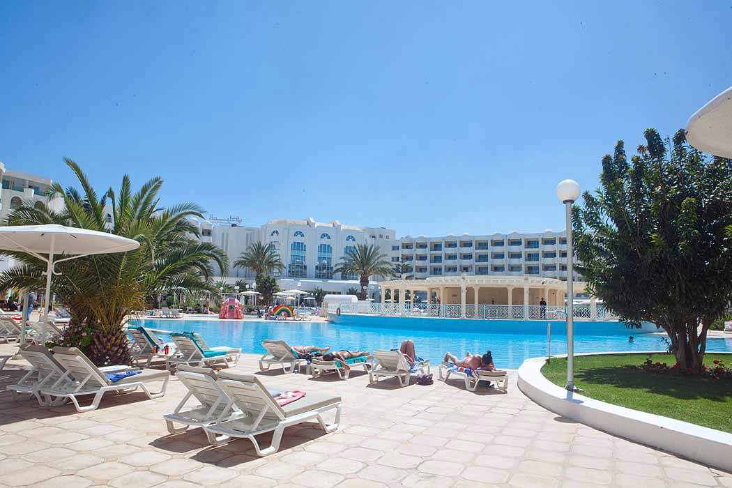 Hotel El Mouradi Hammamet - leżaki przy basenie