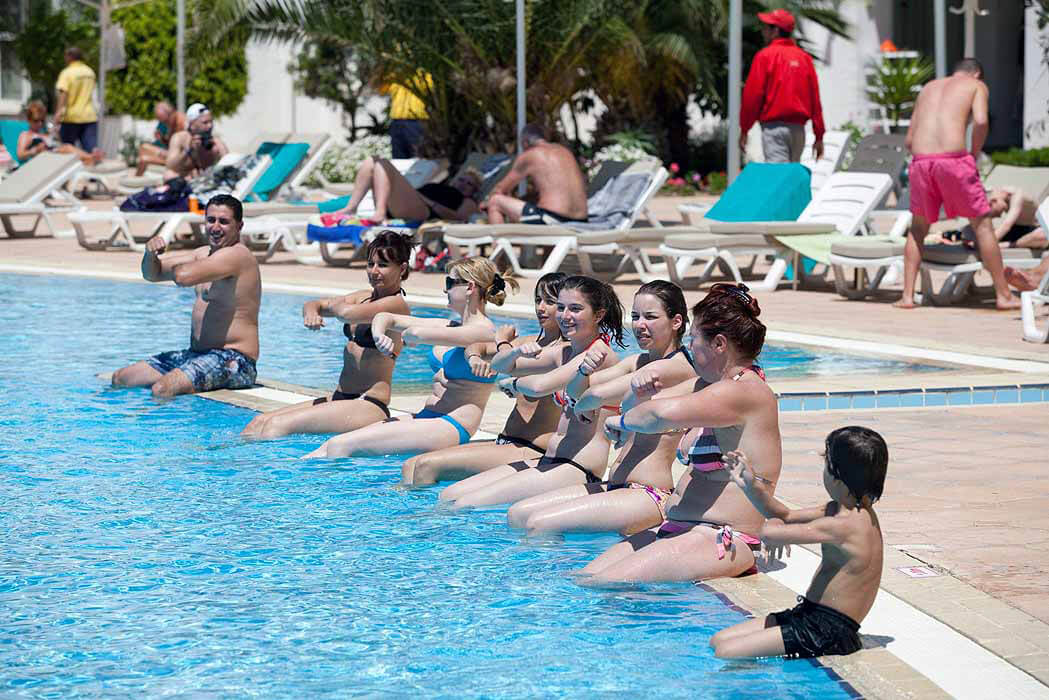 Hotel El Mouradi Hammamet - ludzie bawią się w basenie