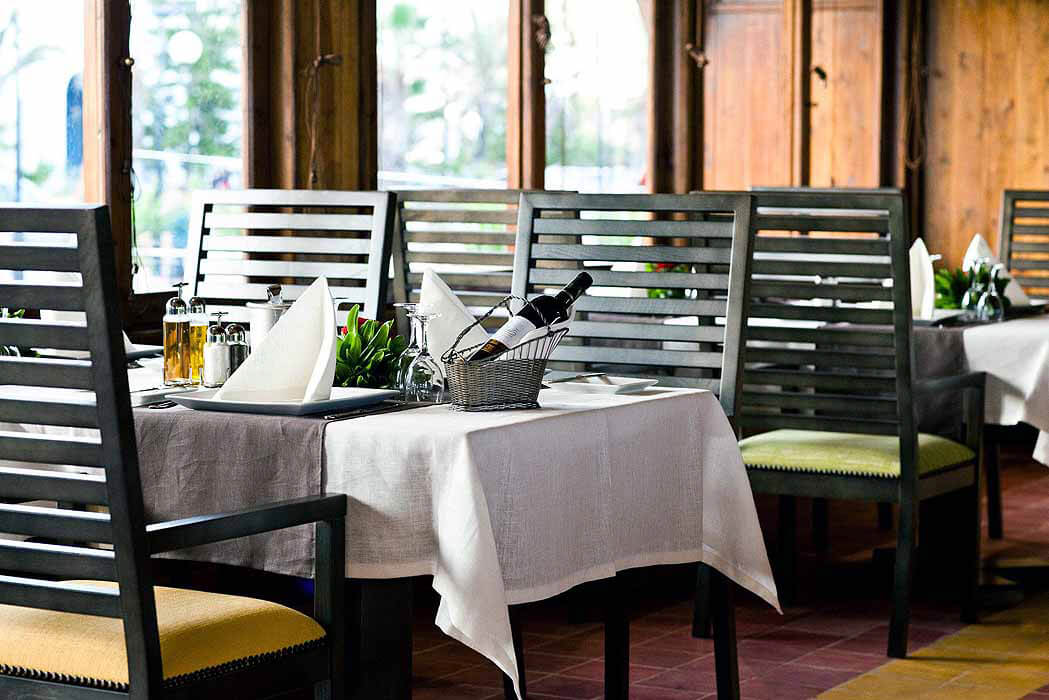 Hotel El Mouradi Hammamet - stół w restauracji