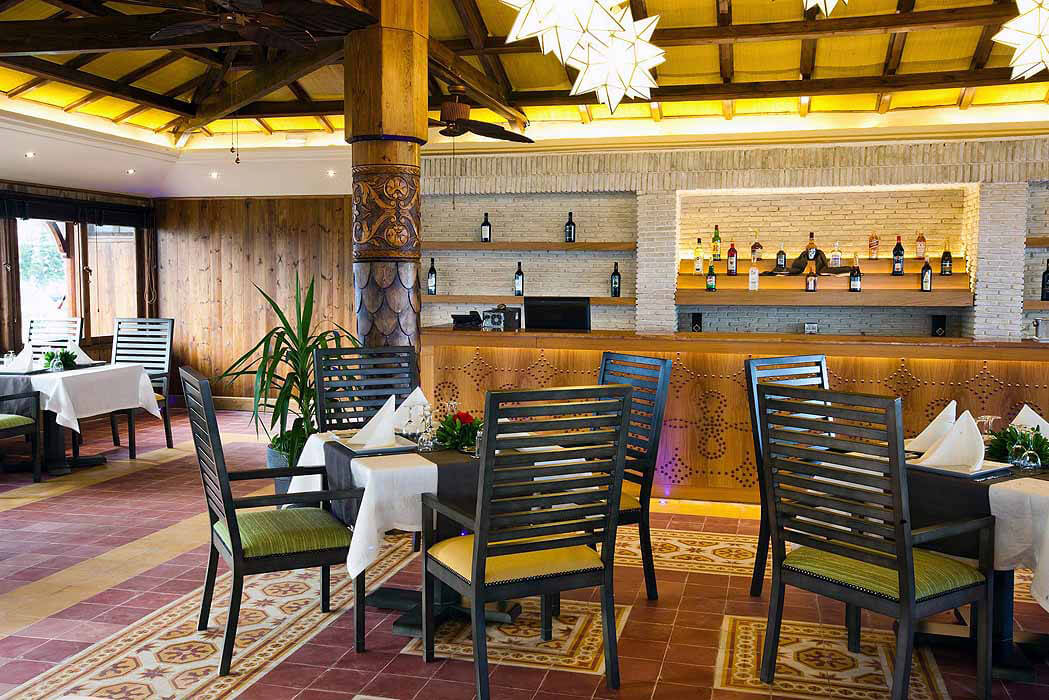 Hotel El Mouradi Hammamet - stoły i krzesła w restauracji