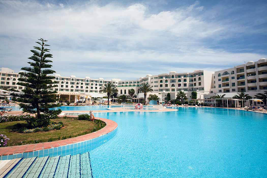 Hotel El Mouradi Hammamet - widok na basen i hotel