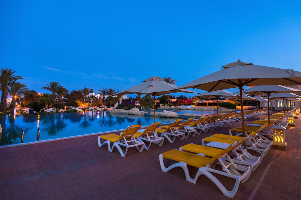 Hotel Medina Belissaire Thalasso - basen wieczorem