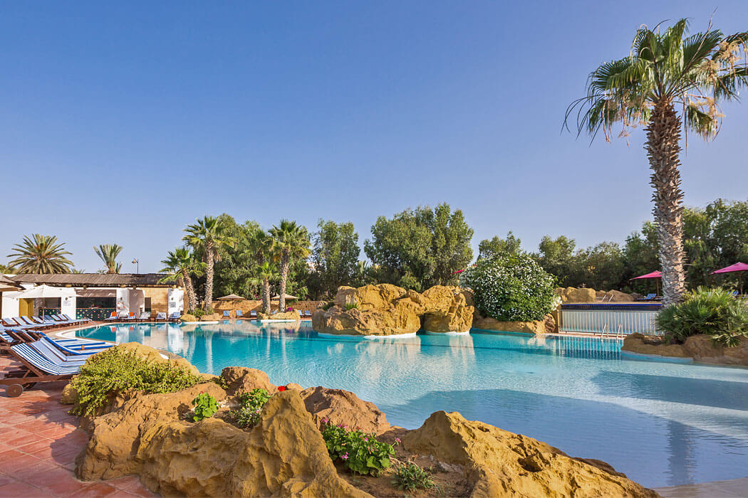 Hotel Medina Solaria Thalassa & Spa - leżaki przy basenie