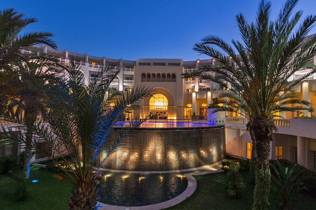 Hotel Medina Solaria Thalassa & Spa - palmy i podświetlony basen