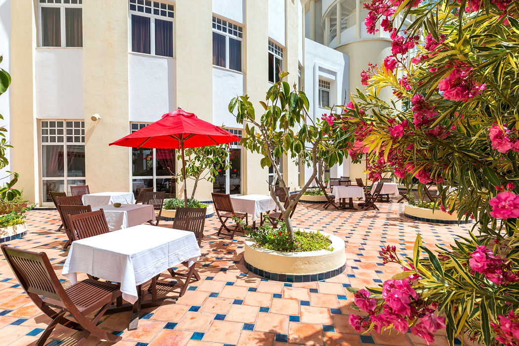 Hotel Medina Solaria Thalassa & Spa - stoliki na tarasie