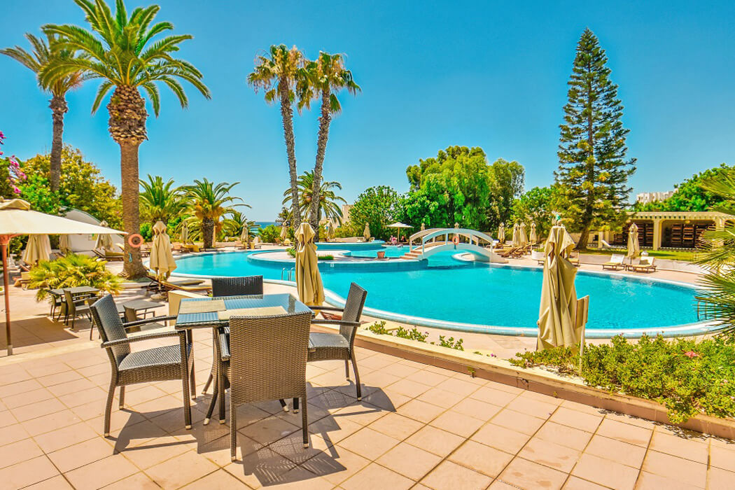 Hotel Club Novostar Sol Azur Beach Congress - stoliki przy basenie