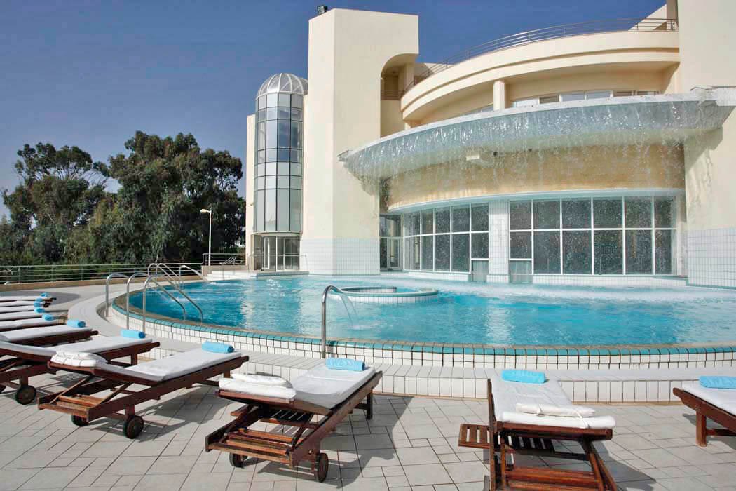 Hotel Novostar Nahrawess Thalasso & Waterpark Resort - leżaki nad basenem