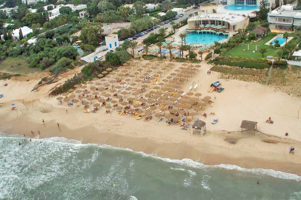 Hotel Novostar Nahrawess Thalasso & Waterpark Resort - widok na hotel i plażę
