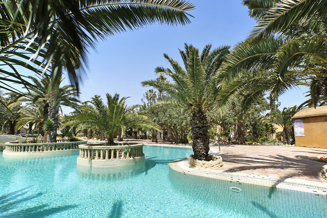 Hotel Mediterranee Thalasso Golf - palmy przy basenie