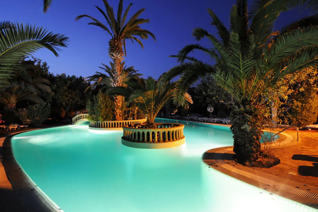 Hotel Mediterranee Thalasso Golf - podświetlony basen