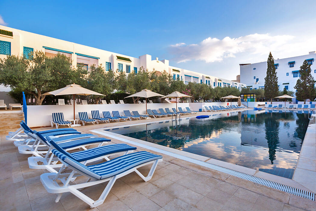 Hotel Diar Lemdina - leżaki przy basenie