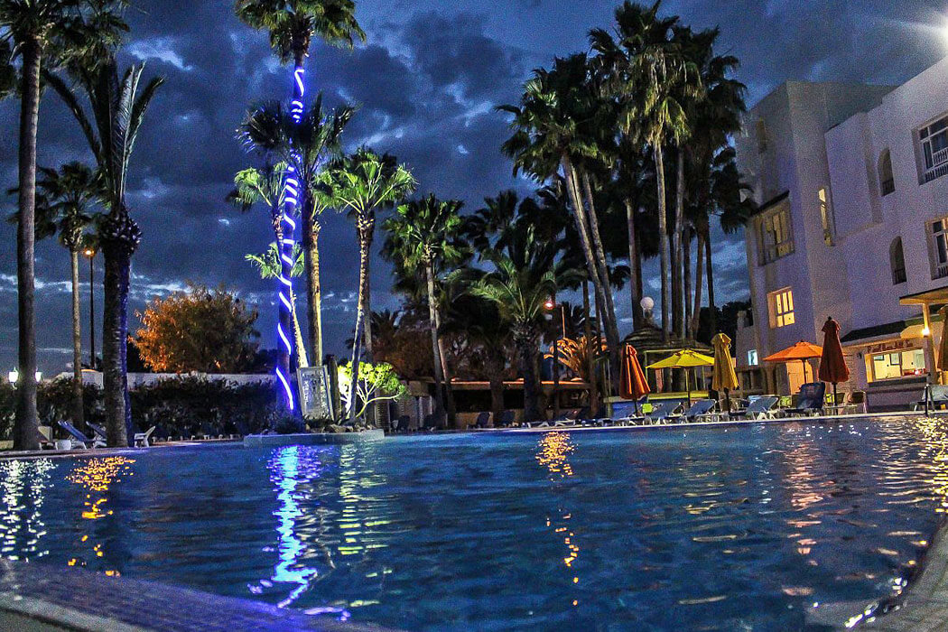 Hotel Nesrine - podświetlony basen