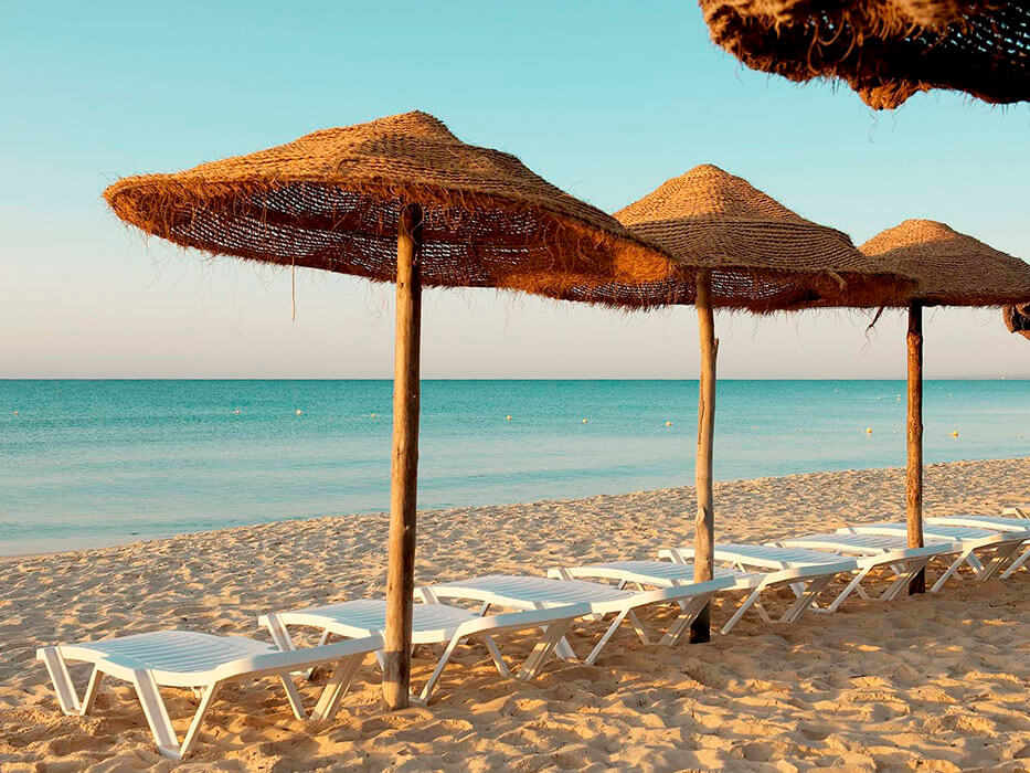Sentido Phenicia - parasole i leżaki na plaży