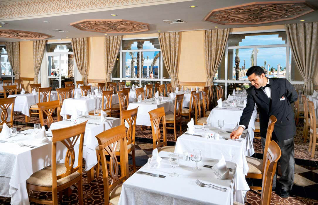 Hotel Occidental Marco Polo - kelner w restauracji