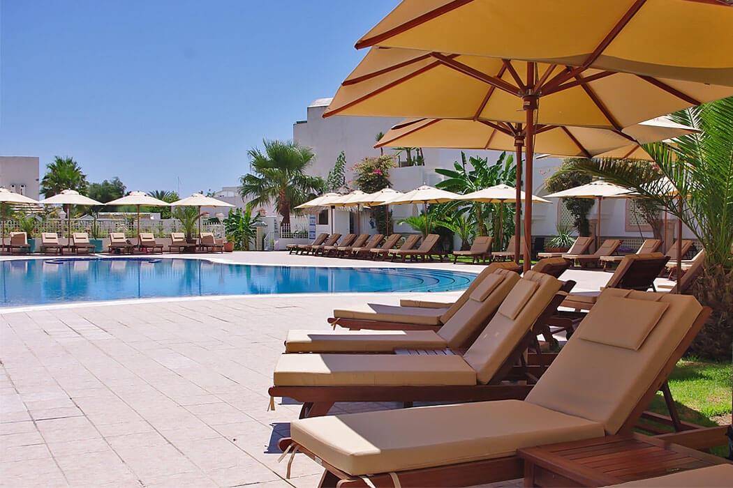 Hotel Royal Nozha Beach - leżaki przy basenie