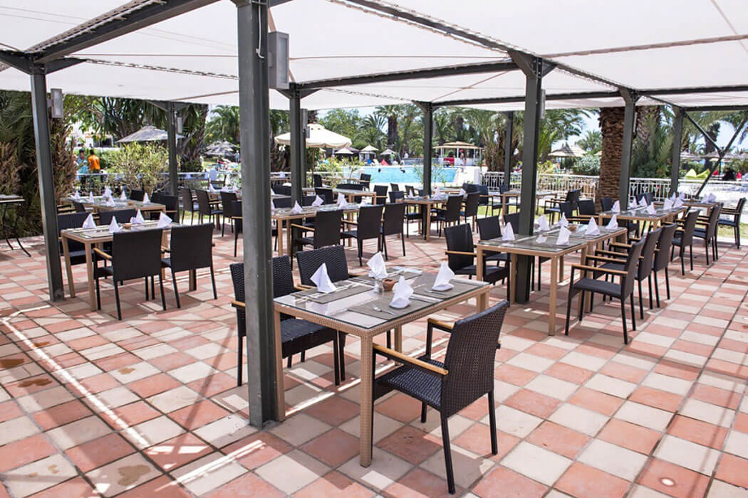 Hotel Palm Beach Club Hammamet - stoliki przy basenie