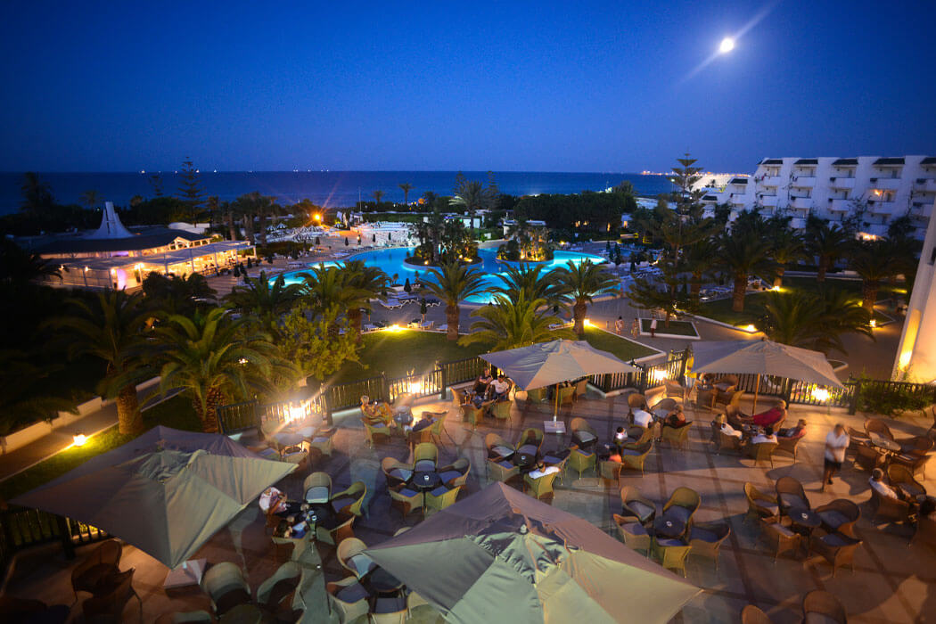 Hotel One Resort El Mansour - widok nocą na teren hotelu