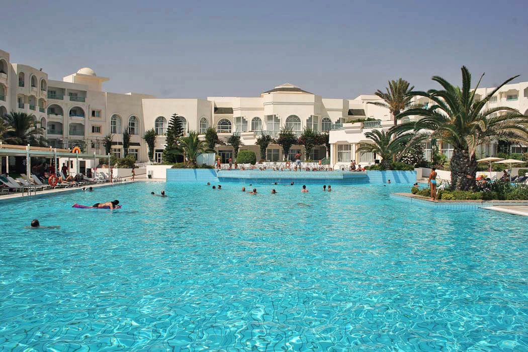 Hotel El Mouradi Mahdia - ludzie w basenie