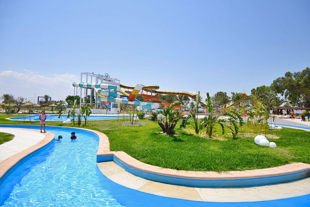 Hotel One Resort Aqua Park & Spa - basen i zjeżdżalnie w tle