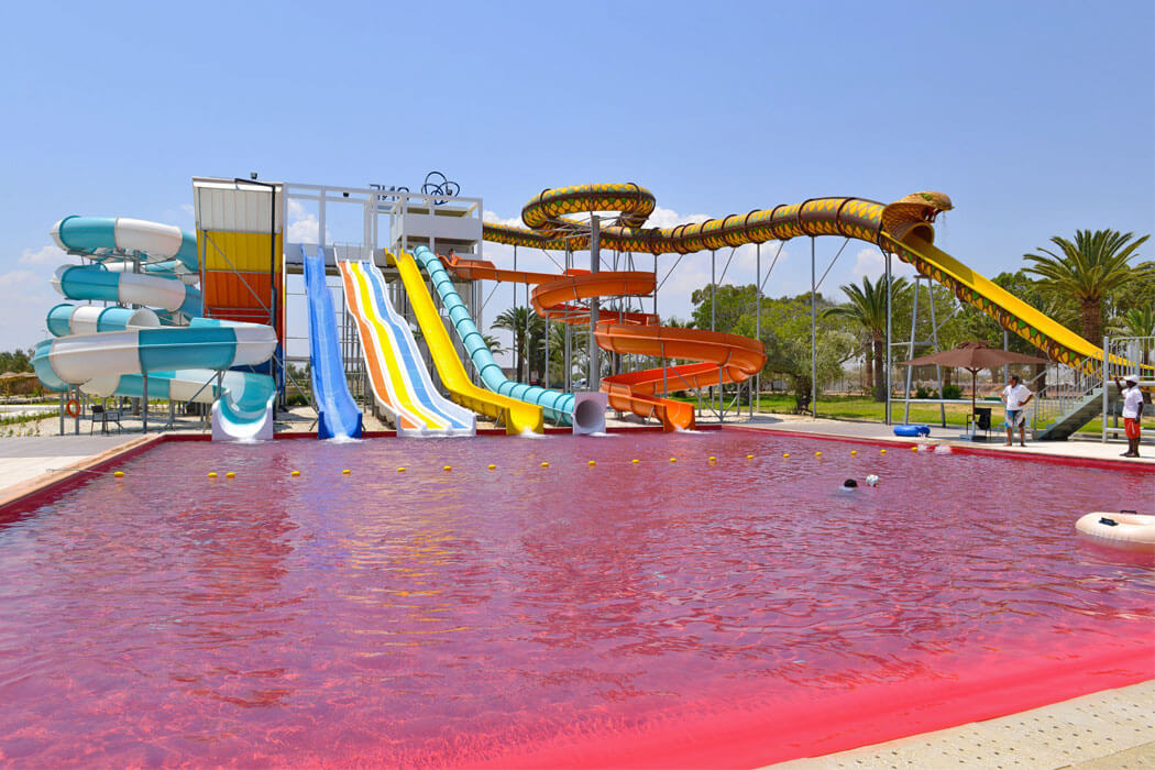 Hotel One Resort Aqua Park & Spa - kolorowe zjeżdżalnie i kolorowy basen