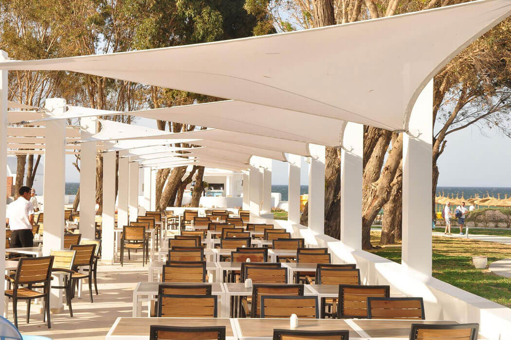 Hotel One Resort Aqua Park & Spa - stoliki w restauracji na łodzi