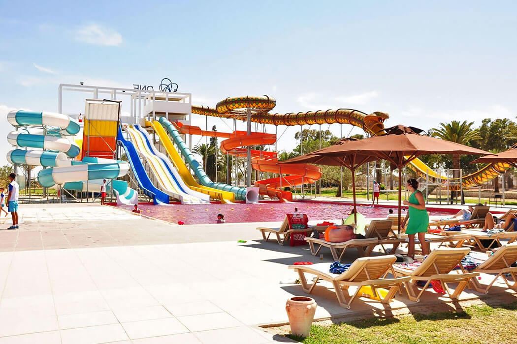 Hotel One Resort Aqua Park & Spa - widok na leżaki i basen ze zjeżdżalniami
