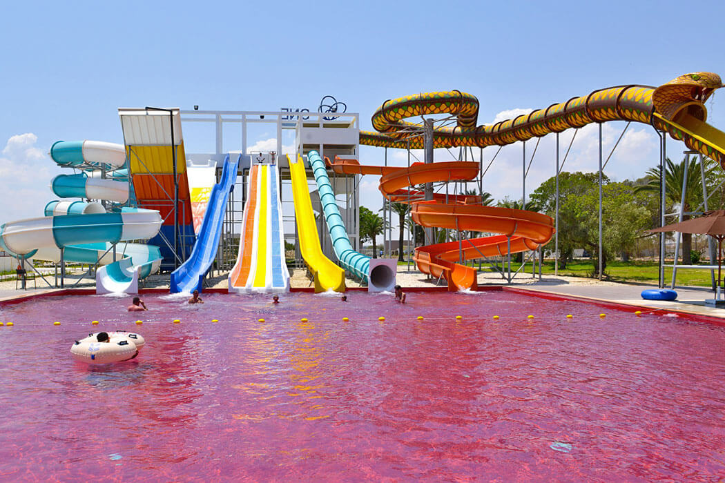 Hotel One Resort Aqua Park & Spa - zjeżdżalnie z oryginalnym czerwonym basenem