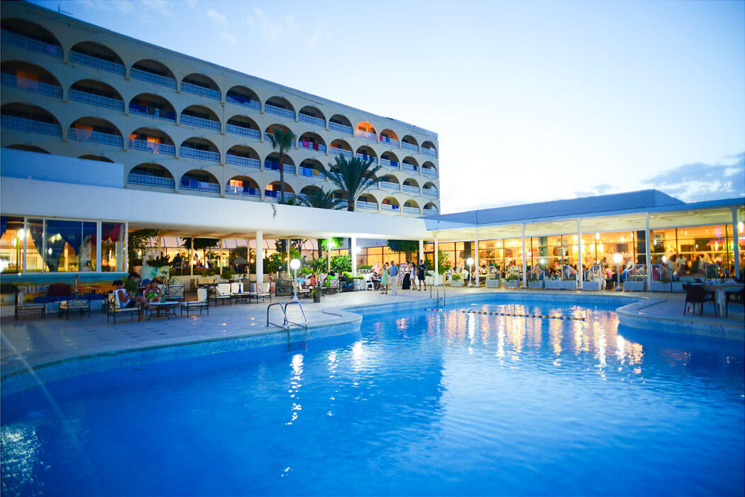 Hotel One Resort Jockey - bar i restauracja przy basenie