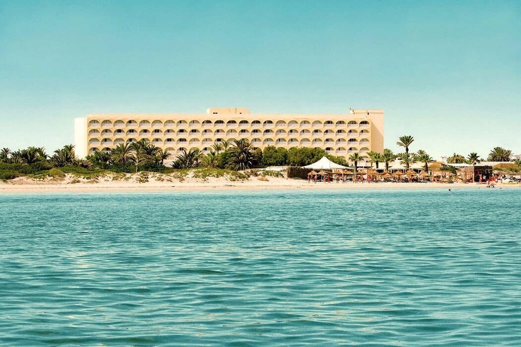 Hotel One Resort Jockey - widok na hotel od morza