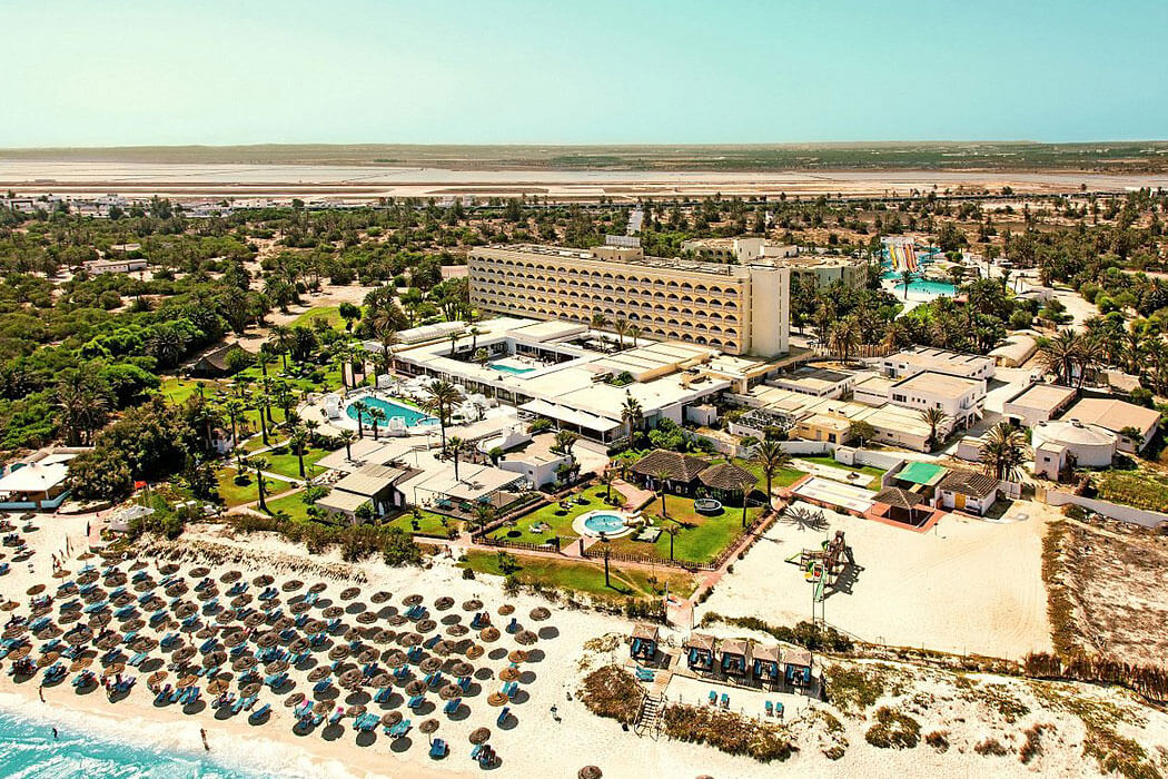 Hotel One Resort Jockey - widok na hotel i plażę