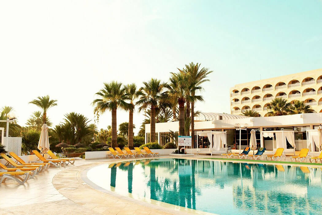 Hotel One Resort Jockey - leżaki przy basenie