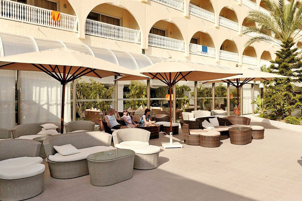 Hotel One Resort Jockey - pod parasolami