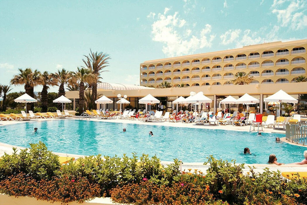 Hotel One Resort Jockey - w basenie
