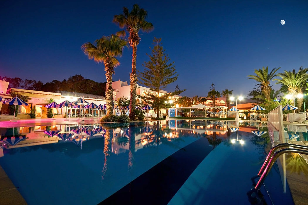 Le Soleil Bella Vista Resort Hotel - basen wieczorem