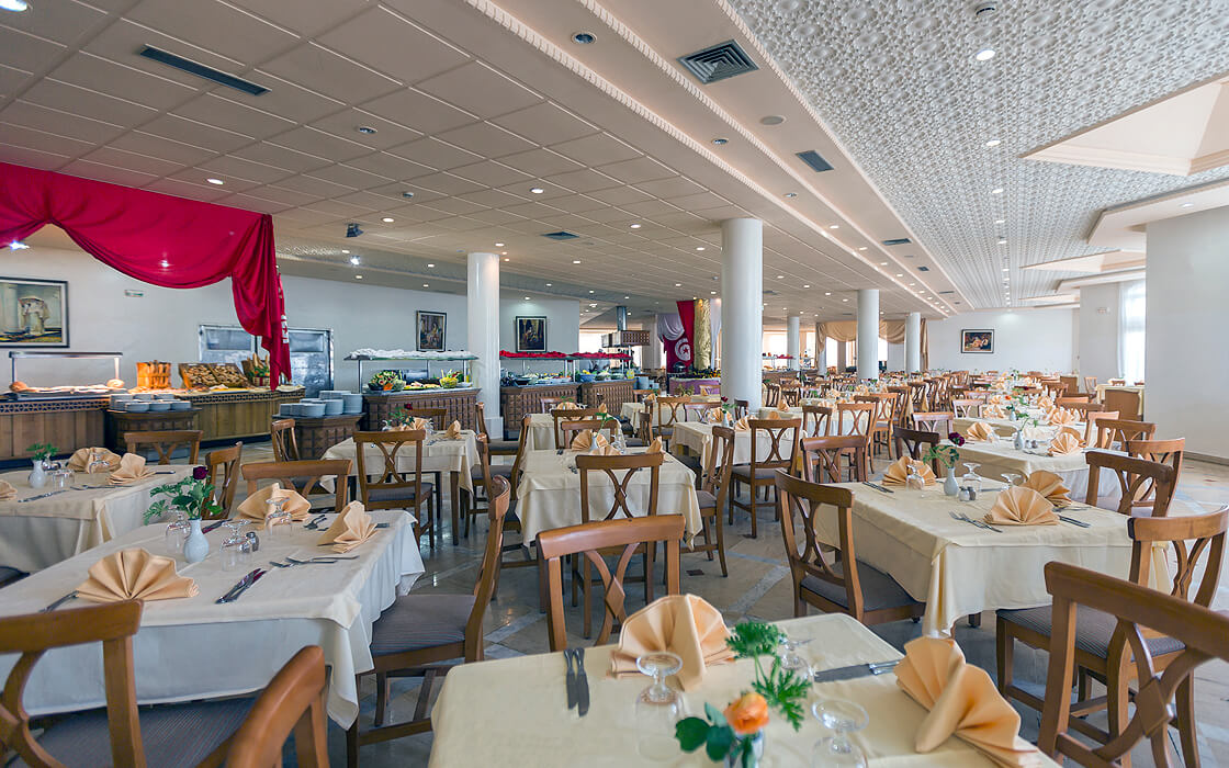 Hotel El Mouradi Skanes - stoliki w restauracji