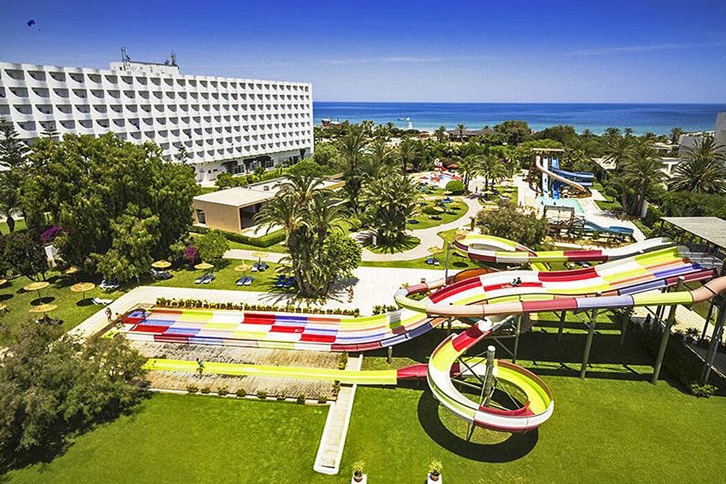 Hotel Sahara Beach - widok na hotel i zjeżdżalnie