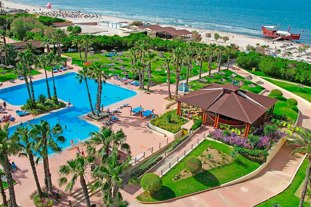 Hotel Sahara Beach - widok na basen i teren