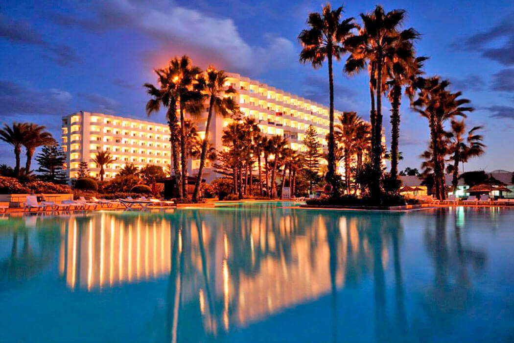 Hotel Sahara Beach - basen wieczorem