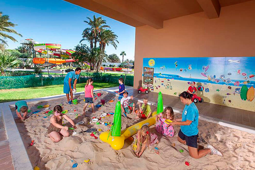 Hotel Sahara Beach - zabawy w piasku