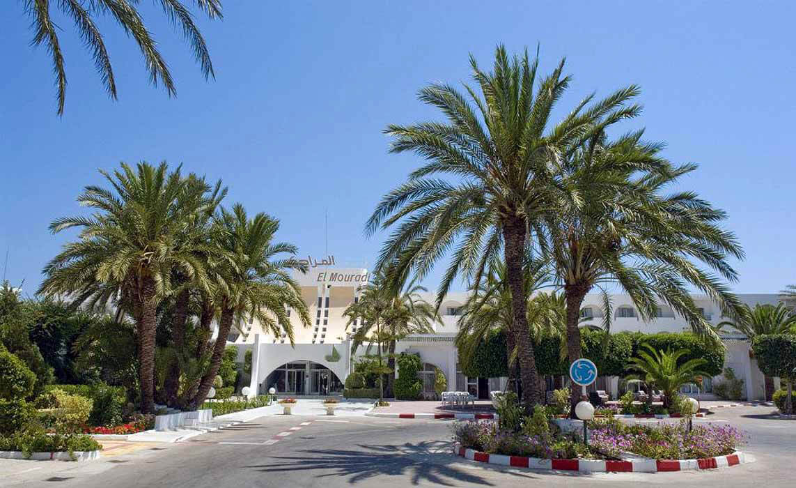 Hotel El Mouradi Port El Kantaoui - palmy przed hotelem