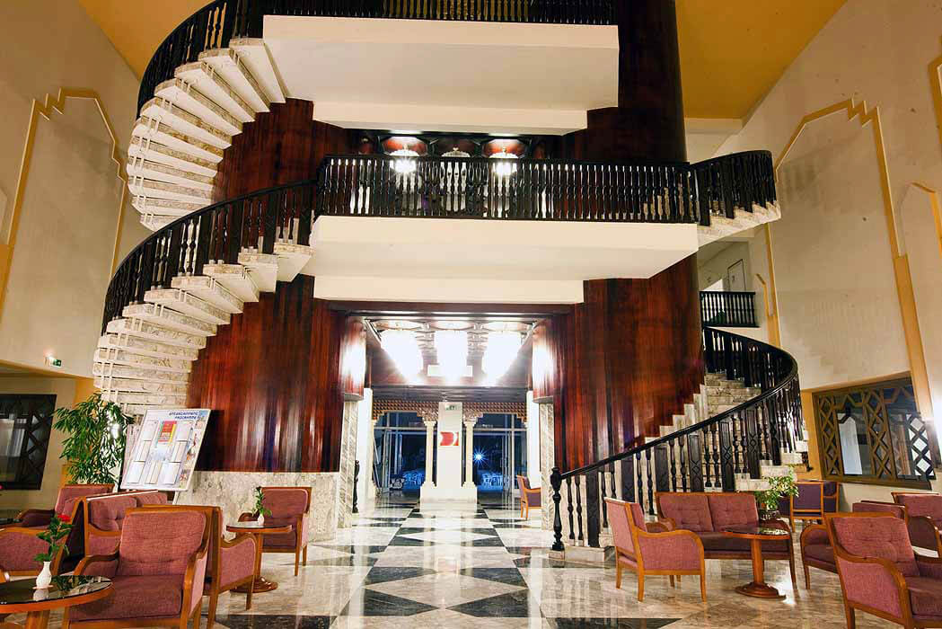 Hotel El Mouradi Port El Kantaoui - schody w lobby